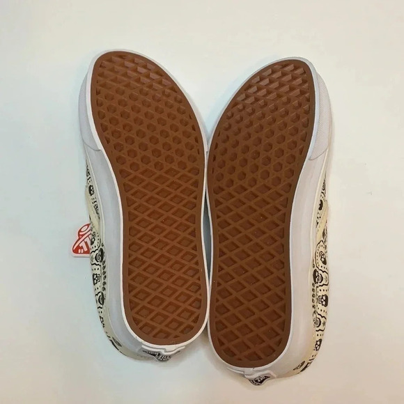 Vans Skull Print Skate Sneakers Classic Slip On Women’s 5.5 New - Picture 9 of 9